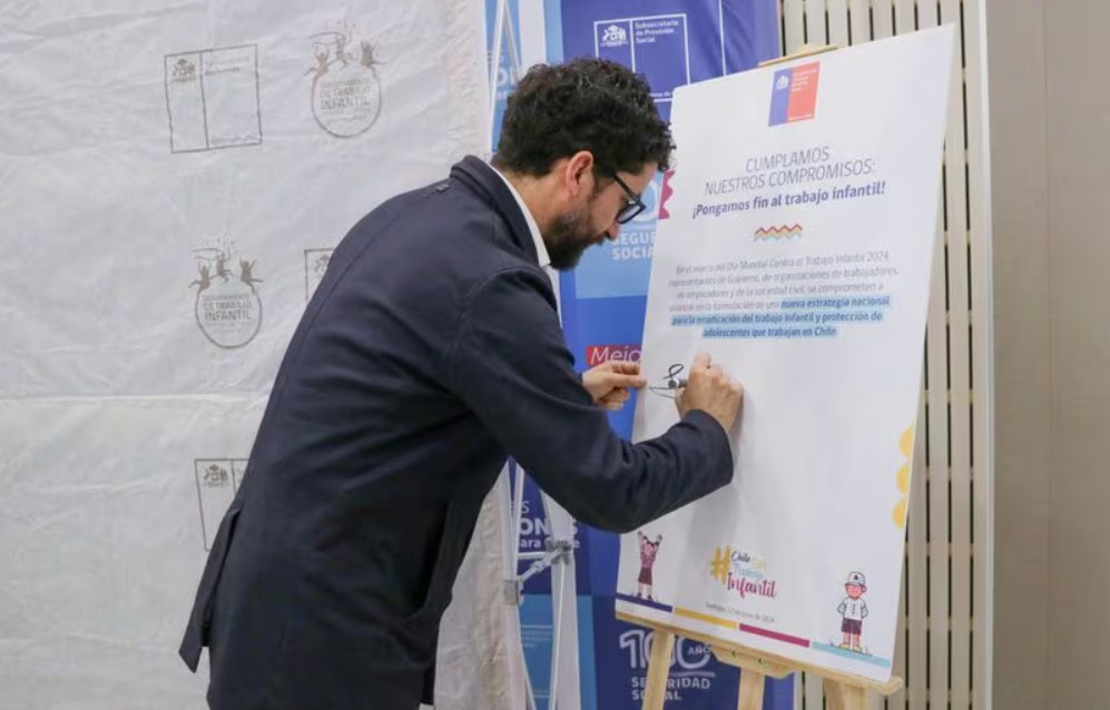 Chile: Ministro (s) del Trabajo firma compromiso para construir una nueva política contra el trabajo infantil