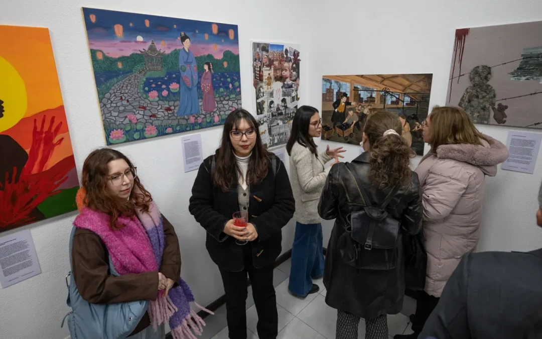 Exposición aborda la historia y protección de la niñez desde la perspectiva estudiantil